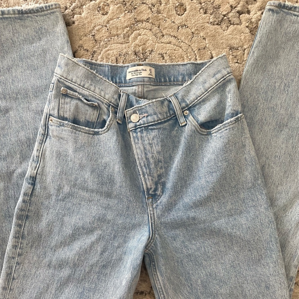Abercrombie Ultra High Rise 90’s Straight Crossover Jeans Sz 27